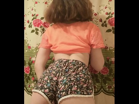 ❤️ Dhallaan yar oo sexy ah oo iska siibaysa surwaalka gaaban ee kamarada ❤❌ anaga ☑